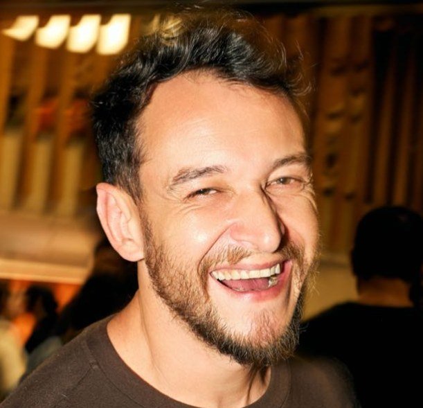 PC Vieira sorrindo